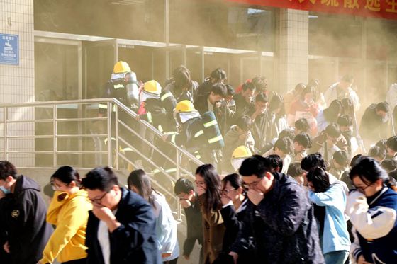 1714459804984055575.jpg 火灾逃生演练1_副本.jpg