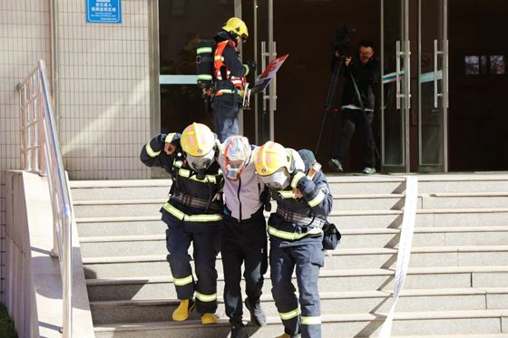 1714459825871048744.jpg 火灾逃生演练2_副本.jpg